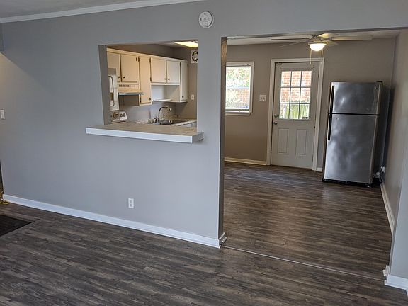 3rd image of 852 W 48th St #B