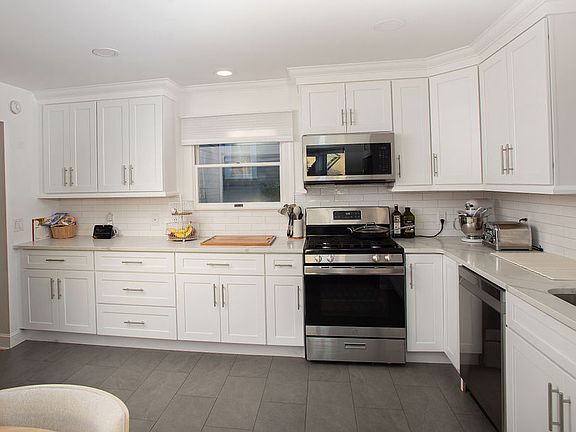 5th image of 30 Seminary St #30