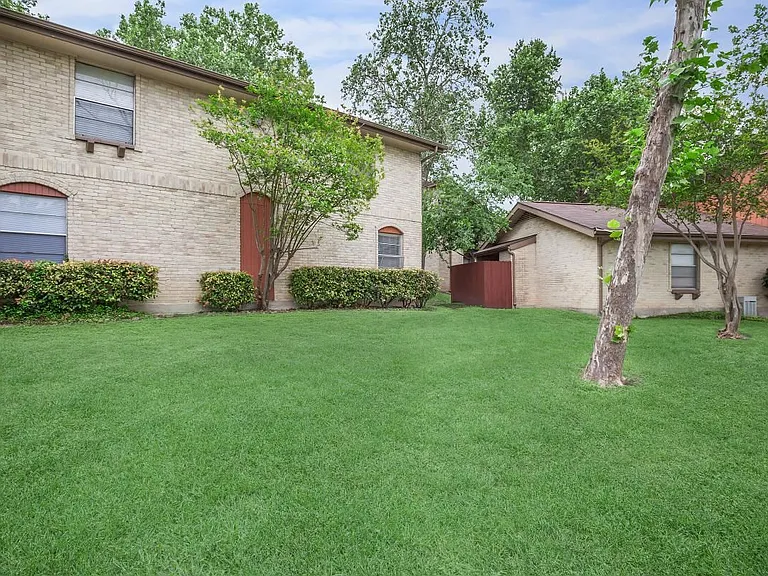 Forest Oaks — Photo 12
