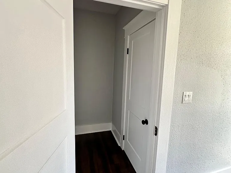 Ivy Flats — Photo 29