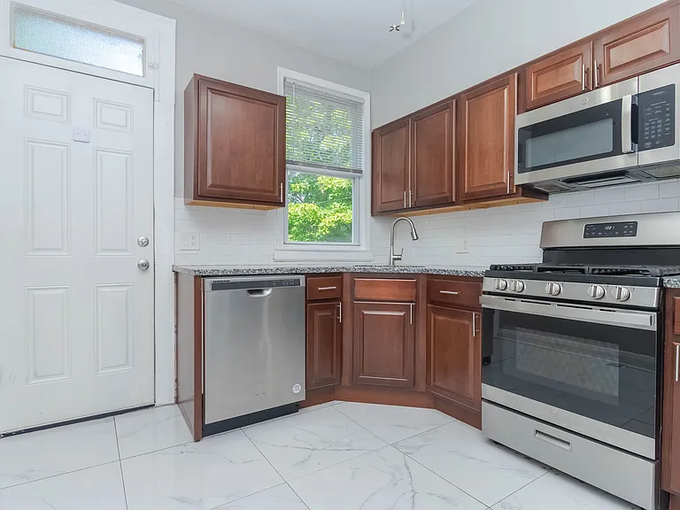 2811 Mayfield Ave — Photo 6