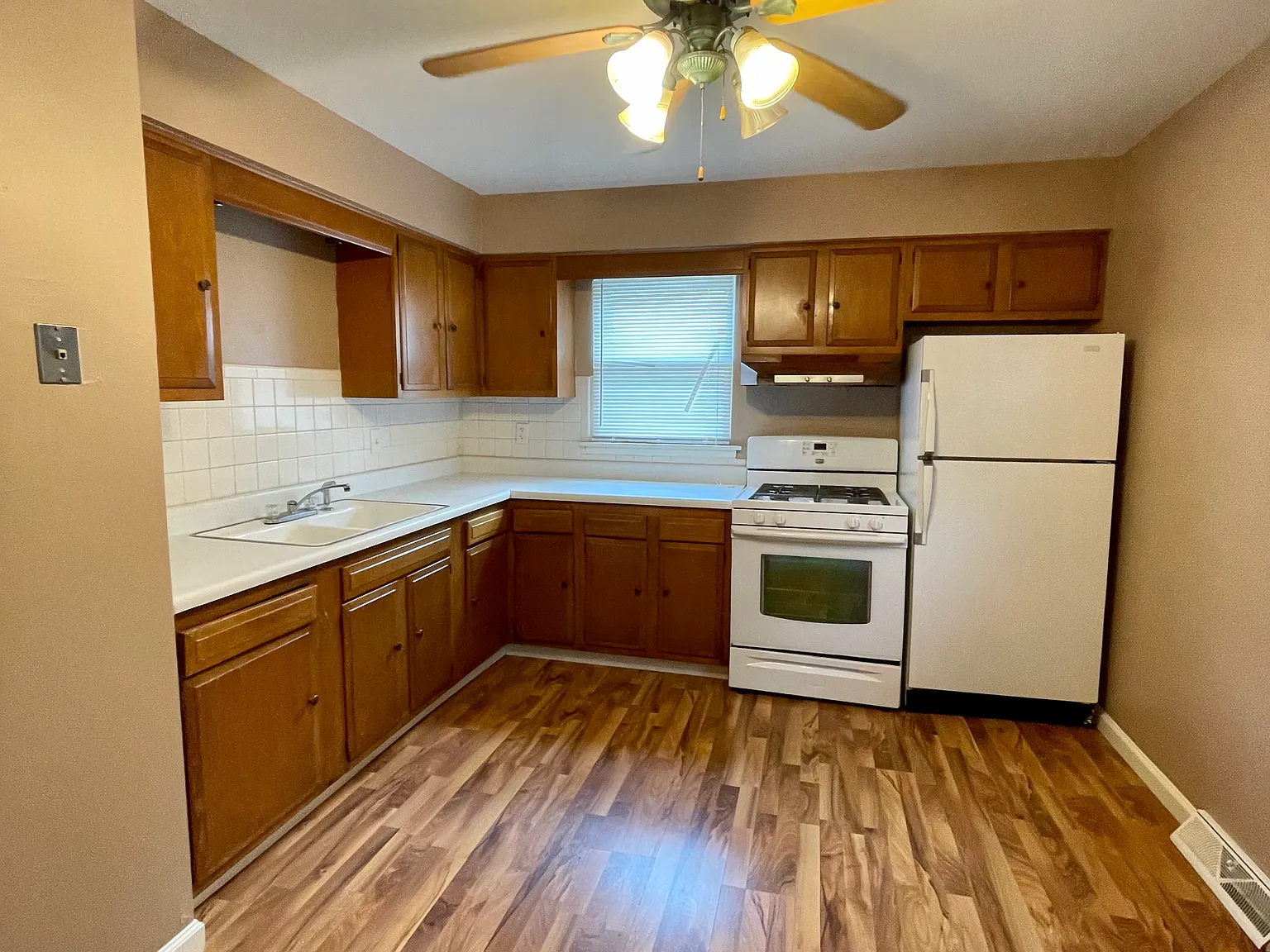 2 bed, 864 sqft, $895 — Photo 2