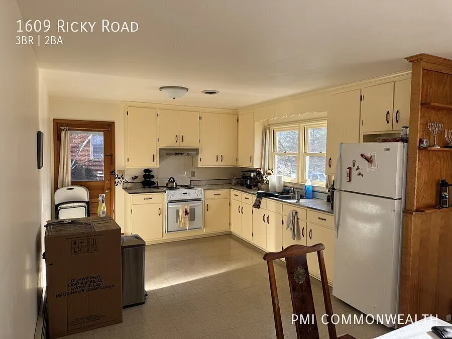3 bed / 1.5 bath single family home (Available Now) — Photo 3