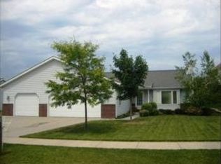 1509 Ravine Forest Dr, West Bend, WI 53090