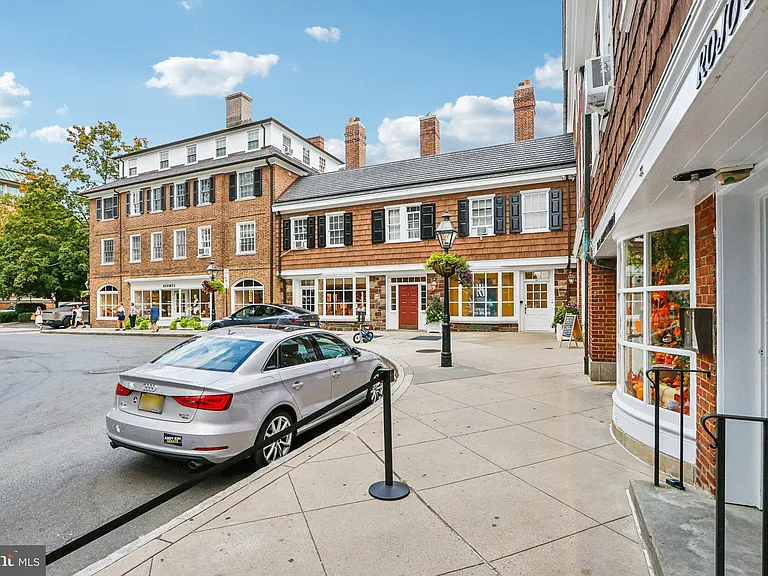 31 Palmer Sq W #A — Photo 40
