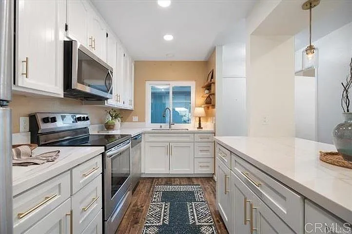 3 bed, 2.5 bath, 1192 sqft, $4,750 — Photo 3