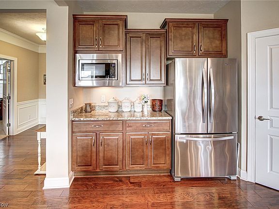 4th image of 9480 Foxboro Dr