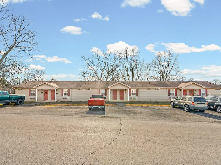 2604 Kenwood Dr — Photo 2