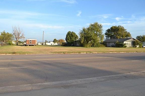 4th image of 928 S Broadway Ave