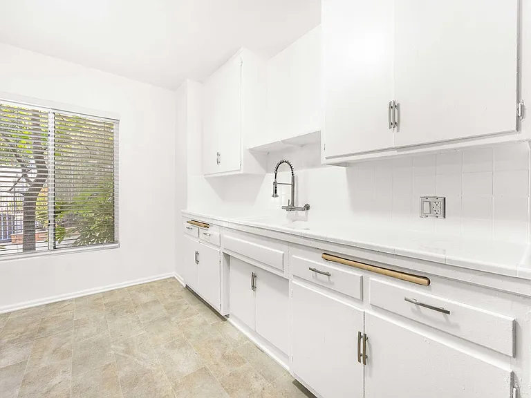 Hollyview Apartments — Photo 24
