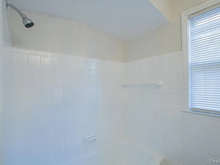 16896 Manor St — Photo 17