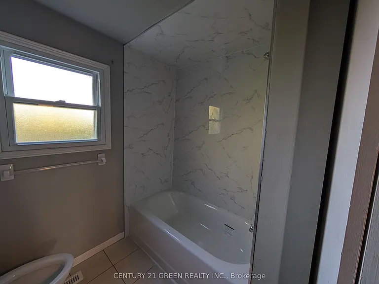 61 Ashley Cres — Photo 24