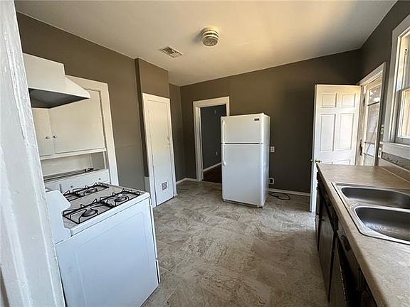 4th image of 4950 Venus St