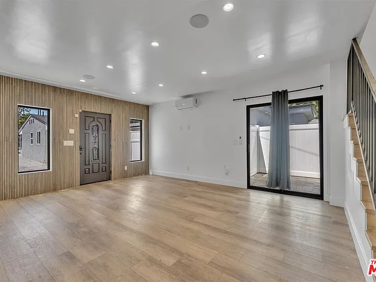 14121 Califa St — Photo 17