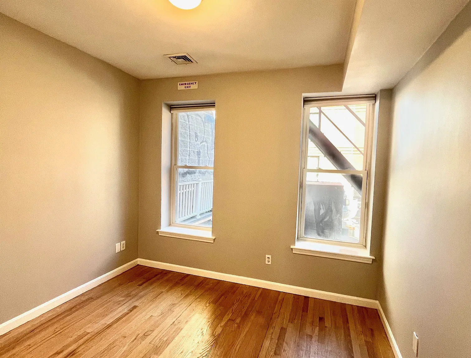 3 bed, 9999 sqft, $2,700 — Photo 2