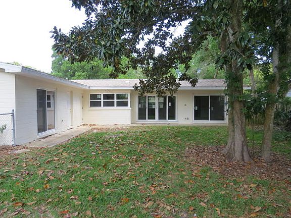 3rd image of 958 Parkwood Dr