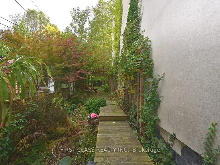 133 Coxwell Ave E #BASEMENT — Photo 11