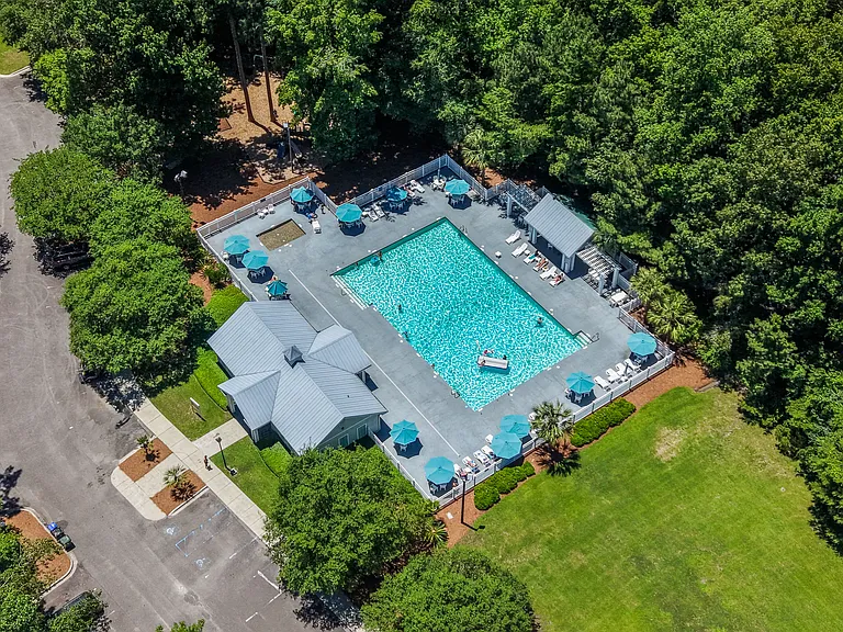 706 Beverly Dr — Photo 3