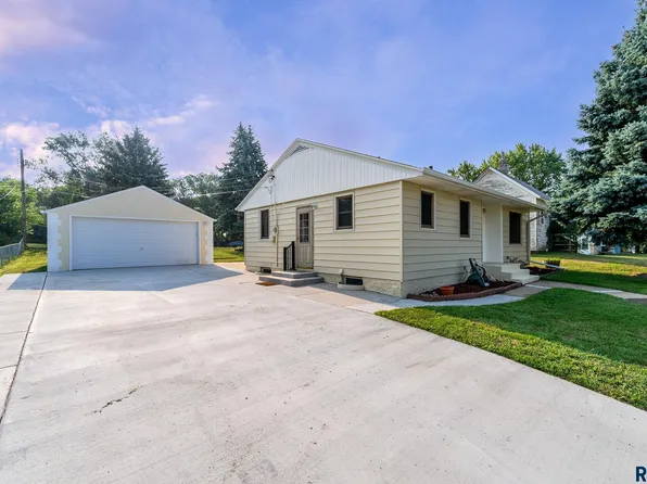 1420 N Jessica Ave, Sioux Falls, SD 57103