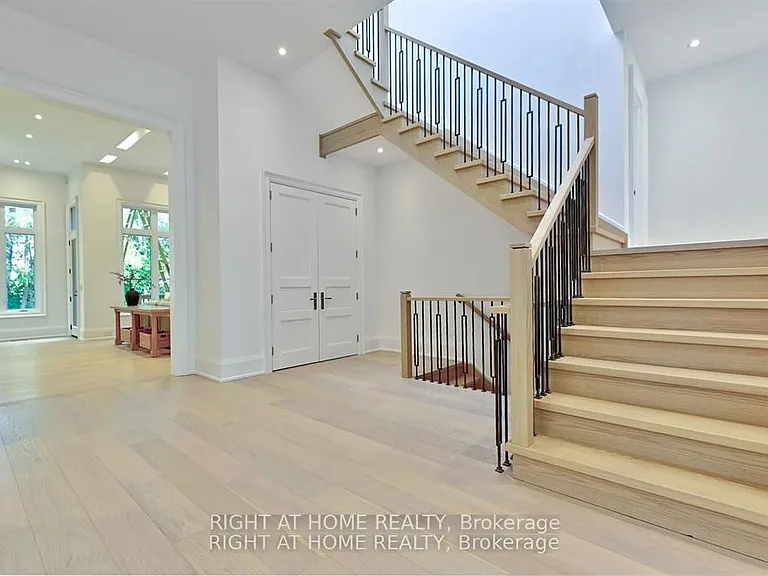 27 Hurlingham Cres — Photo 17