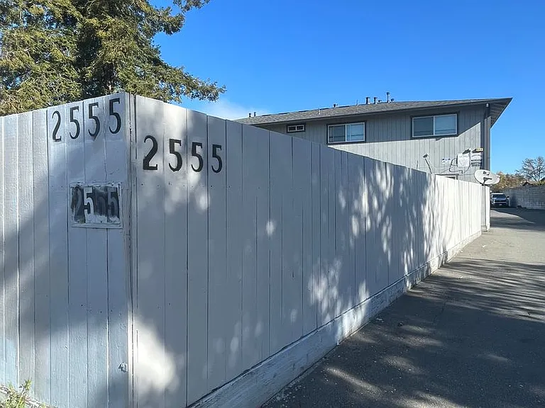 2555 W Steele Ln — Photo 2