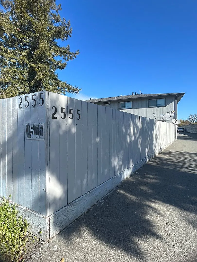 Building Photo - 2555 W Steele Ln