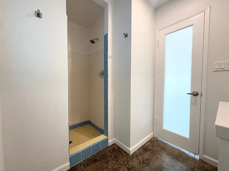700 N Riverside Dr #4 — Photo 11