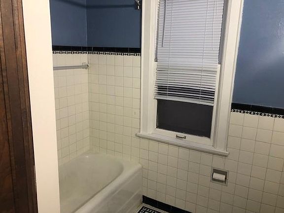 4th image of 3347 Harney St #7