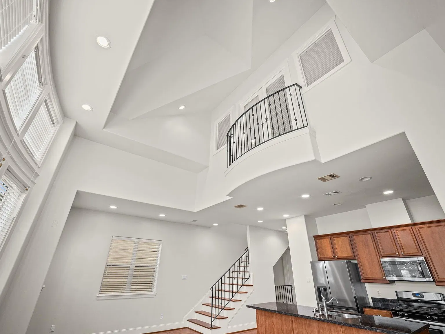 3 bed, 3.0 bath, 1730 sqft, $2,600 — Photo 1