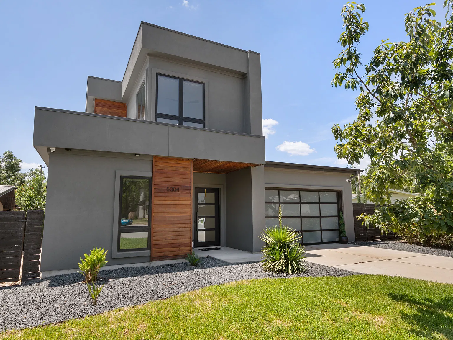 Spacious Home in Highland Park! — Photo 3