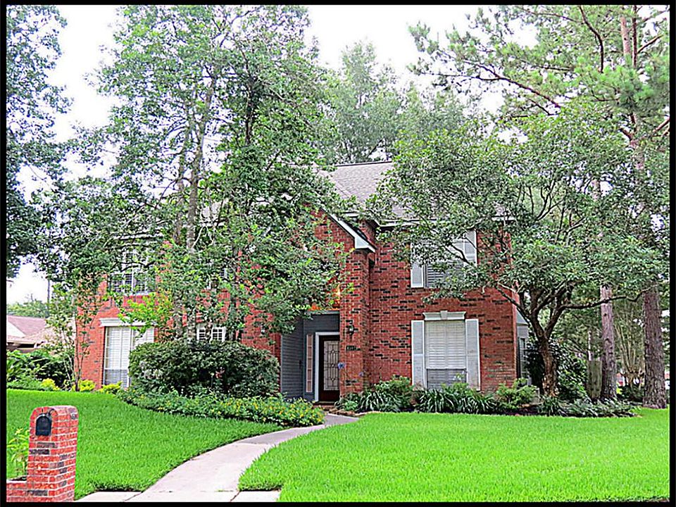 EXCEPTIONAL David Weekley home in Greentree Village on corner lot iand on a cul-de-sac street! Was p