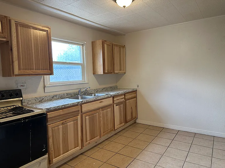975 Jones Dr #A — Photo 3