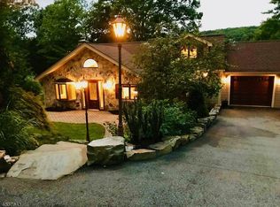 10 Lakeside Trl, Kinnelon, NJ 07405