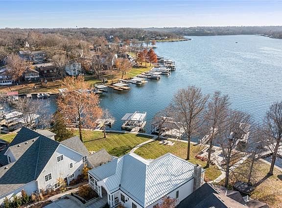 4th image of 12 NE Lake Shore Dr #Y