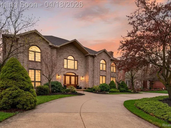 8657 Marquette Dr, Grosse Ile, MI 48138