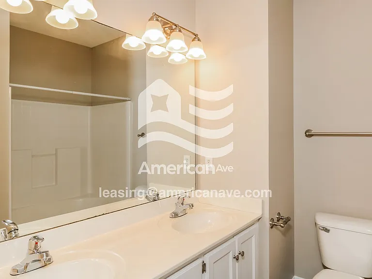 1285948_008_main_bathroom_12834602.jpg