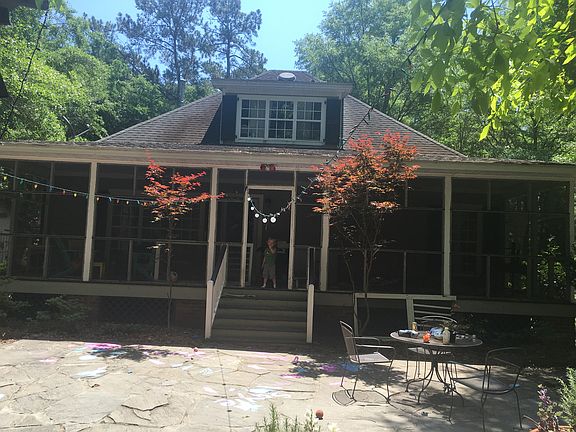 Back patio with Cobb oven 