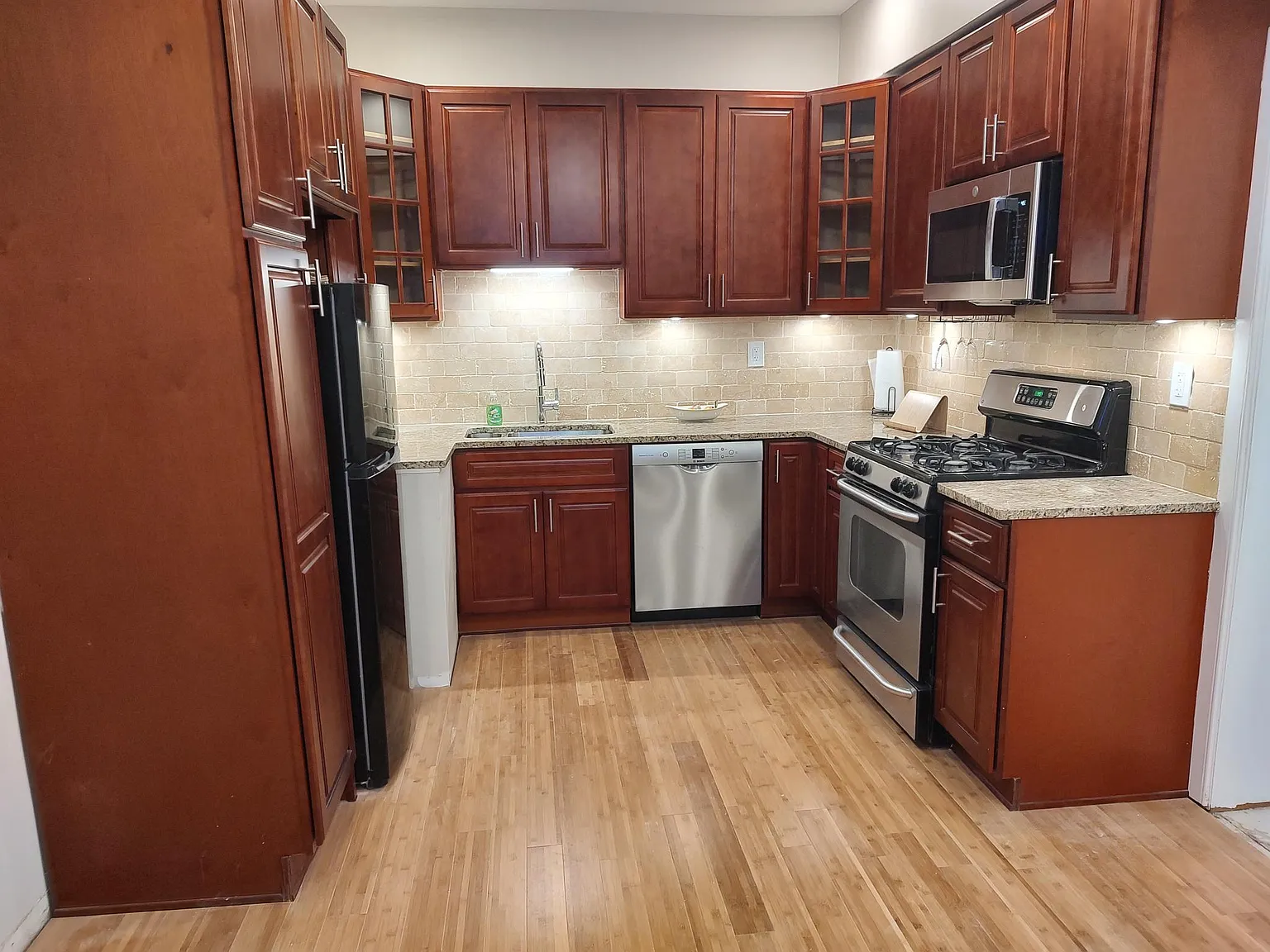2 bed, 600 sqft, $2,100 — Photo 3