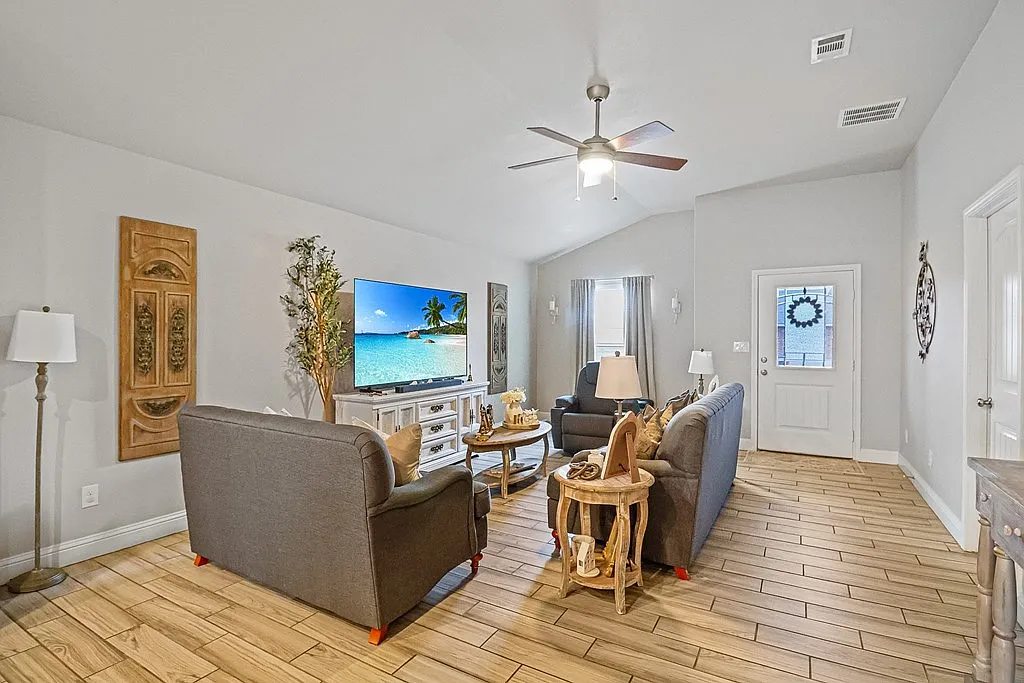 3 bed, 2.0 bath, 1550 sqft, $2,600 — Photo 4