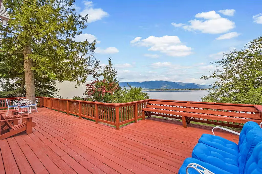 263 Lakeshore Dr — Photo 2
