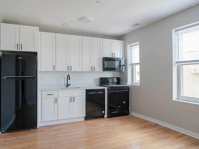 3051 W Leland Ave — Photo 16