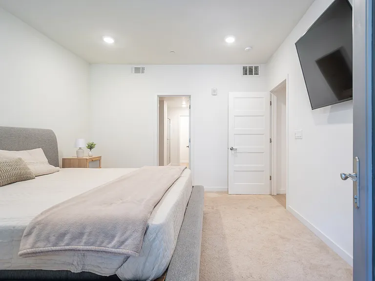 882 Slate Pl — Photo 3