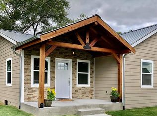 909 N Grimes St, Giddings, TX 78942