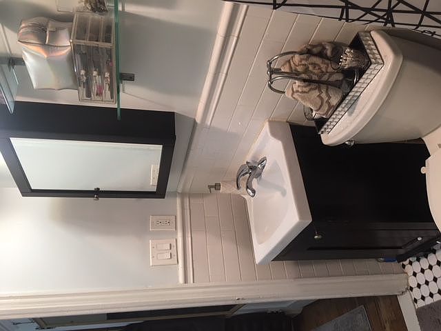 2nd image of 250 E 35th St APT 3D