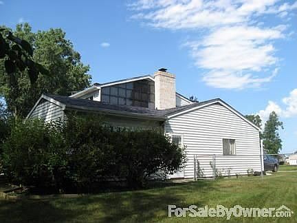 Side yard : View from back corner viewing a bit of the back yard and side yard