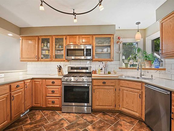 Kitchen Appliances INCLUDED.