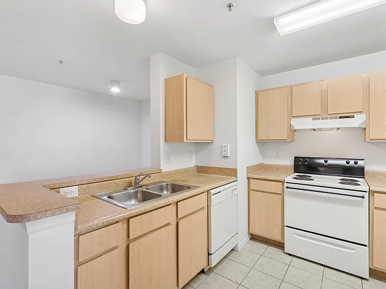 Grande Court Apartments at North Port — Photo 10