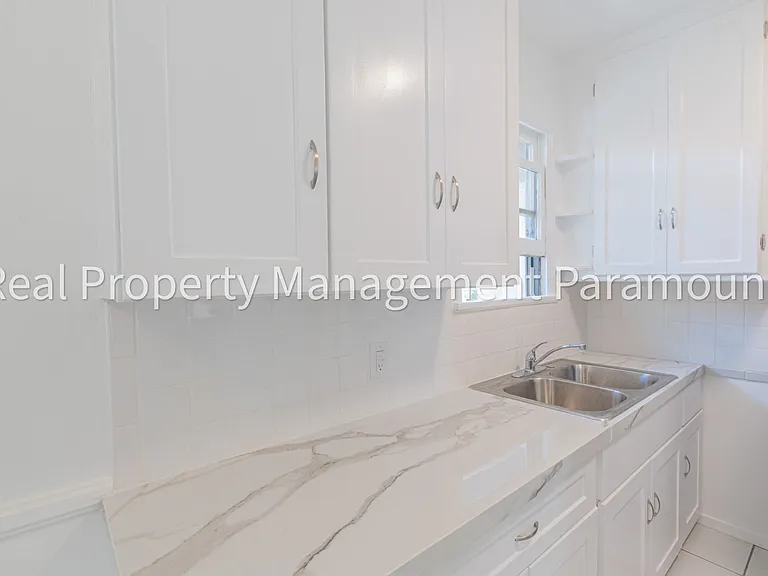 1460 S Orange Grove Ave — Photo 13