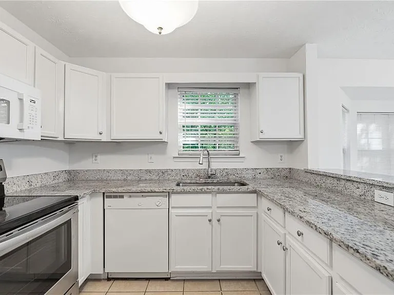 6427 Wellington Chase Ct — Photo 8