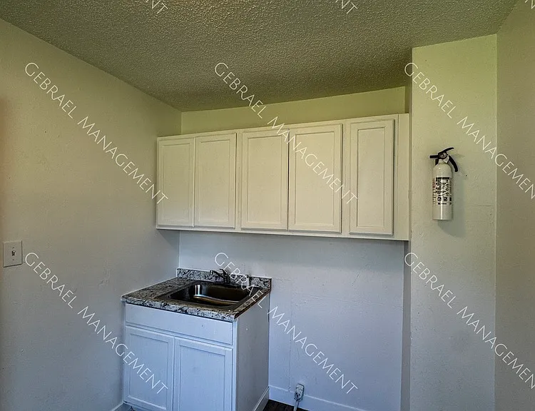 3133 Woodrow Ave — Photo 5